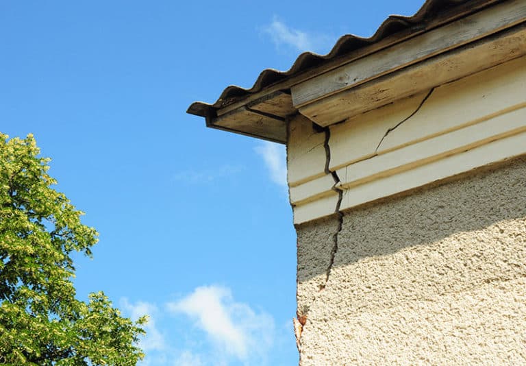 Fissures d'angle et du mur pignon d'une maisons ou bâtiment : aggravation ou stabilisation ? Comment mesurer ? Comment réparer ?